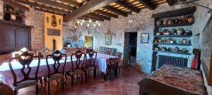 un comedor con una mesa larga y sillas en un edificio en Castell de Llaés, en Llaés 26 fotos más