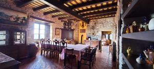 Un comedor con mesa y sillas en Castell de Llaés, en Llaés