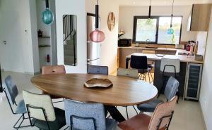 a dining room table and chairs in a kitchen at Villa Nananthée T5 de luxe,4-8 pers, piscine privée chauffée in Lecci