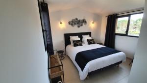 a bedroom with a large bed and a window at Villa Nananthée T5 de luxe,4-8 pers, piscine privée chauffée in Lecci +19 photos