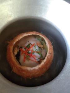 un pequeño plato de comida en un tazón en una estufa en Phayam Garden View, en Ko Phayam