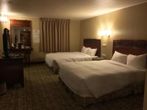 Una cama o camas en una habitación de Kaiyue Hotel
