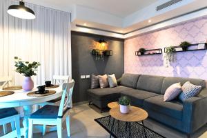 Area tempat duduk di YalaRent Migdalor Boutique Hotel Apartments with Sea Views Tiberias