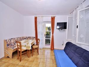salon ze stołem i kanapą w obiekcie Apartments Miro 636 w Rovinj