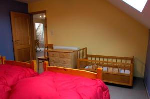 - une chambre avec 2 lits superposés et une commode dans l'établissement Ecurie du Warlet, à Ambly