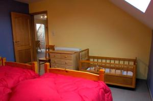 Una cama o camas en una habitación de Ecurie du Warlet