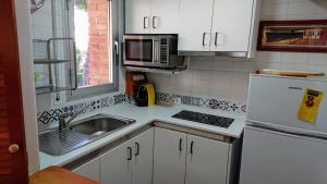 Η κουζίνα ή μικρή κουζίνα στο Apartament Lloret de Mar Fenals 100m beach