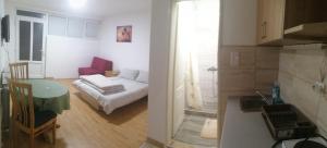 Una cama o camas en una habitación de Apartmani Milivojevic