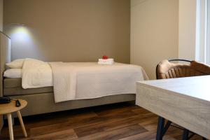 Hotel Jachtlust في Borne: غرفة نوم صغيرة مع سرير وبطانية بيضاء