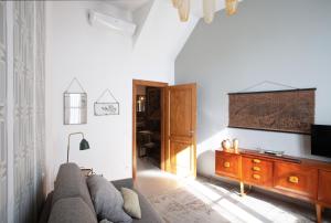 ein Wohnzimmer mit einem Sofa und einem TV in der Unterkunft Italian Fantasy takes you away in Florenz