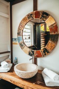 lavabo con espejo encima de una encimera de madera en Résidence de tourisme Domaine Saint-François en Saint-François