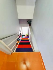ラザレフスコエにあるGuest-house Svirskoe Uschelyeの赤青とオレンジのカーペットを敷いた階段