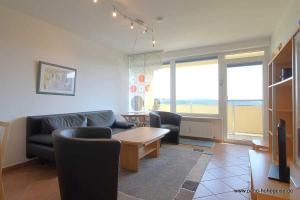 ein Wohnzimmer mit einer Couch und einem Tisch in der Unterkunft Apartment 255 in Hohegeiß