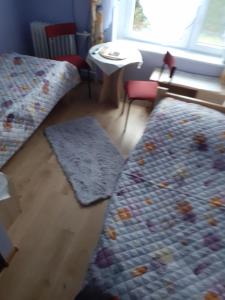 Giường trong phòng chung tại Pokoje Gościnne Pod Wiatrakiem