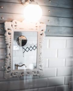 een badkamer met een spiegel en een wastafel bij Dom Yarla in Janowiec
