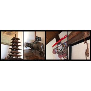 Hostel みんか松本 في ماتسوموتو: مجموعة من الصور لغرفة بها تمثال بقرة