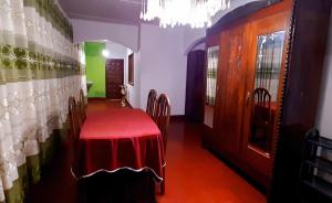 uma sala de jantar com uma mesa e cadeiras e um lustre em Fallside Rest em Norton Bridge