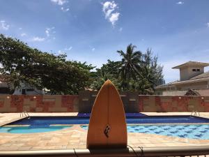 una tabla de surf sentada frente a una piscina en Apart suite frente ao mar, en Río de Janeiro
