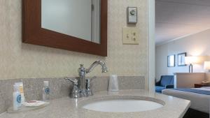 ein Bad mit einem Waschbecken in einem Hotelzimmer in der Unterkunft Comfort Inn Ocean City Boardwalk in Ocean City