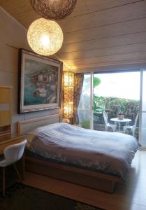 a bedroom with a large bed and a large window at Villa High Wharf in Wanli District