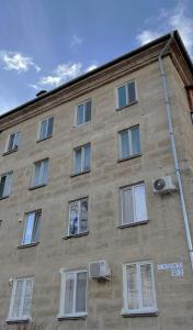 um edifício de tijolo alto com janelas do lado em Studio flat em Chisinau