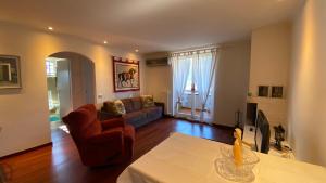 sala de estar con sofá y mesa en Cozy Apartment Barzio en Barzio