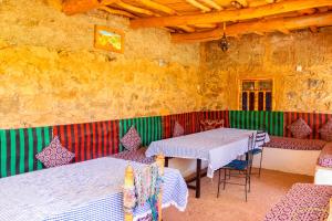 Un restaurante o sitio para comer en Auberge Tigmmi N'Tamazirte