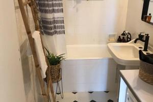 Bilik mandi di Garibaldi 3 chambres 6 couchages, EASY CHECK-IN +43 gambar