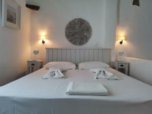 Agios RomanosにあるElia Apartmentsの大きな白いベッド(タオル2枚付)