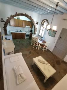 Agios RomanosにあるElia Apartmentsのリビングルーム(テーブル付)、キッチン