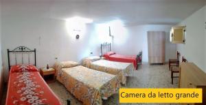 een kamer met drie bedden in een kamer bij Torre Ovo, Salento, casa in riva allo Jonio in Torre Ovo
