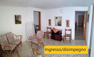 pokój z krzesłami i stołem w pokoju w obiekcie Torre Ovo, Salento, casa in riva allo Jonio w mieście Torre Ovo