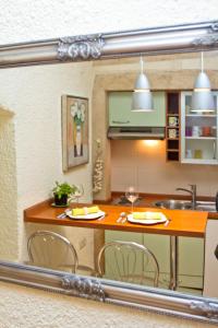 cocina con mesa con sillas y fregadero en Studio Toma with private parking place, en Šibenik
