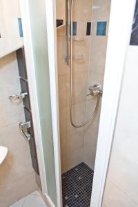 y baño con ducha y puerta de cristal. en Studio Toma with private parking place, en Šibenik