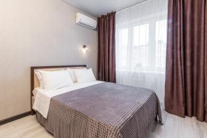 Llit o llits en una habitació de 1 и 2х комнатные апартаменты у Парка Краснодар жк Панорама