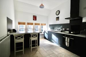 Kuchyň nebo kuchyňský kout v ubytování Serviced Accommodation Moray - Lesmurdie House + 39 fotografií