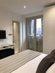 A bed or beds in a room at Picasso City Center 1A