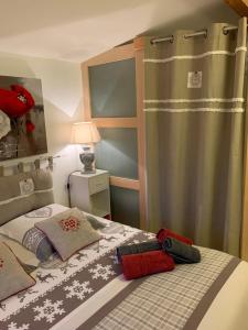 - une chambre dotée d'un lit avec rideau et d'un lit sidx sidx dans l'établissement MAS PROVENCAL, à St Jean de l’Esterel
