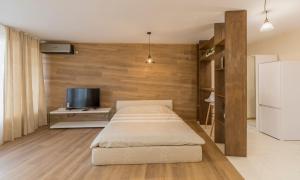 ein Schlafzimmer mit einem Bett und einem TV. in der Unterkunft Studio Talisman III in Sofia