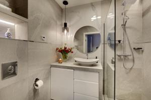 Bilik mandi di Apartament Seven Heaven, duże łóżko, kominek w salonie, parking w cenie +12 gambar