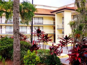 een gebouw met bomen en planten ervoor bij Simple Rewards Inn in Hilton Head Island +69 foto's