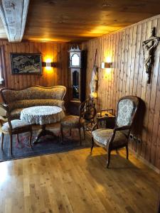 salon z kanapą i 2 krzesłami w obiekcie Haus Diezig w mieście Niederwald