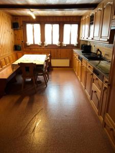 una cocina con mesa y un tablero asterisco en Haus Diezig en Niederwald