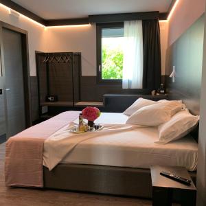 una camera da letto con un grande letto con fiori di NAC SUITES a Porpetto
