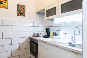 Kuchyňa alebo kuchynka v ubytovaní Astoria Tiny Apartment