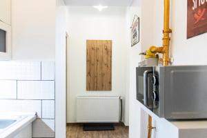 y cocina con microondas y nevera. en Astoria Tiny Apartment en Budapest