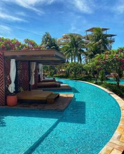 una piscina in un resort di Hot Beach Suites Olímpia a Olímpia