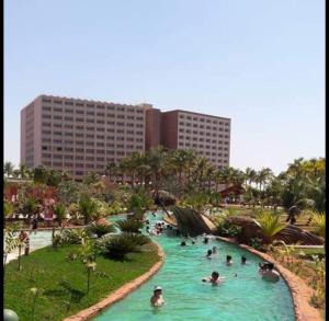 un gruppo di persone in una piscina di un resort di Hot Beach Suites Olímpia a Olímpia