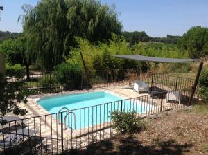 En udsigt til poolen hos jardin d'antan eller i nærheden