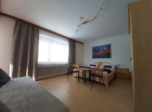 Posteľ alebo postele v izbe v ubytovaní B&B Pension Karlsdorfer Hof